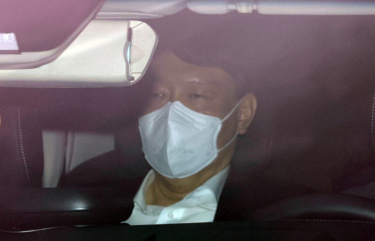 윤석열 검찰총장이 25일 오전 서울 서초구 대검찰청으로 출근하고 있다.  연합뉴스
